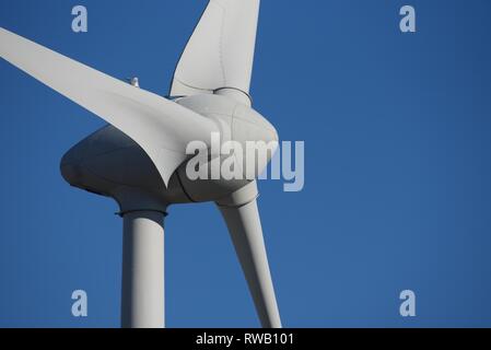 Windenergieanlage: Eine Nahaufnahme von einer Gondel und Rotorblätter einer Windkraftanlage im nördlichen Frankreich Stockfoto