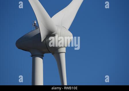 Windenergieanlage: Eine Nahaufnahme von einer Gondel und Rotorblätter einer Windkraftanlage im nördlichen Frankreich Stockfoto