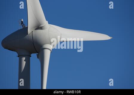 Windenergieanlage: Eine Nahaufnahme von einer Gondel und Rotorblätter einer Windkraftanlage im nördlichen Frankreich Stockfoto