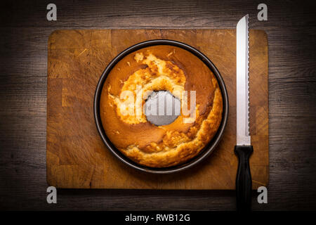 Madeira Kuchen von oben in runde Auflaufform Stockfoto