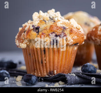 Nahaufnahme einer Blueberry Muffin und Muffins mit Beeren im Hintergrund Stockfoto