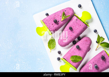 Heidelbeere Eis Eis am Stiel Ansicht von oben. Stockfoto