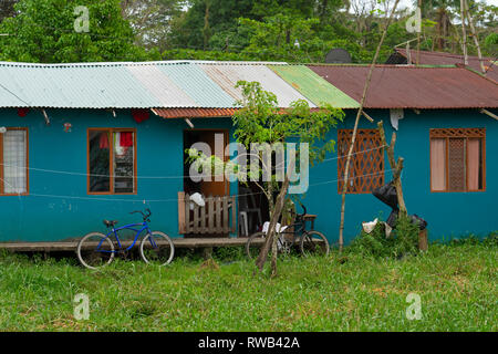 Typisches Haus in Dorf Tortuguero National Park, Costa Rica, Mittelamerika Stockfoto