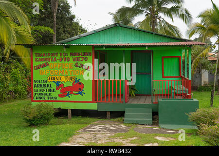 Typisches Haus in Dorf Tortuguero National Park, Costa Rica, Mittelamerika Stockfoto