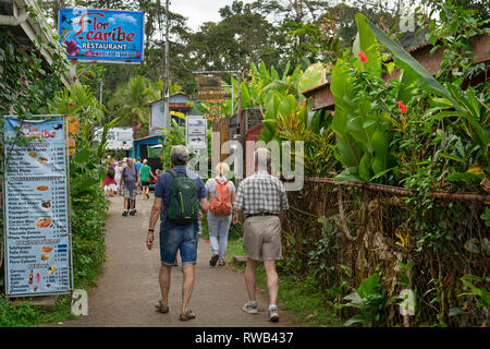 Touristen im Dorf Tortuguero National Park, Costa Rica, Mittelamerika Stockfoto