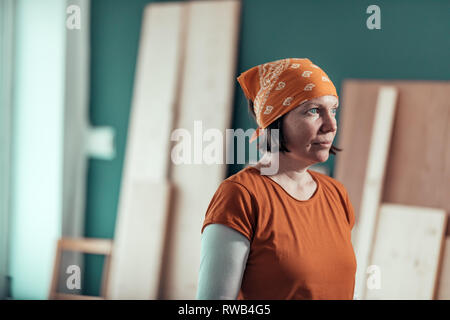 Selbständige Frauen Tischler mit Taschentuch in Holzarbeiten workshop Posing, kleine Unternehmer am Arbeitsplatz Stockfoto