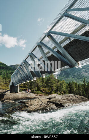 Die Architekten stahl Brücke über den Likholefossen Wasserfall an der Gaula Fluss in Gaularfjellet National Scenic Route in Norwegen Stockfoto