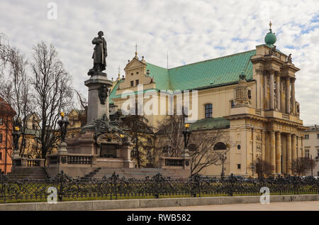 Warschau, Polen - 27. Februar 2019: Adam-mickiewicz-Denkmal und Kirche des heiligen Joseph in der Mitte der Stadt Stockfoto