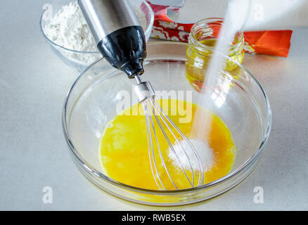 Zbitye Eier in einer Glasschale mit Zucker auf den Tisch. Stockfoto