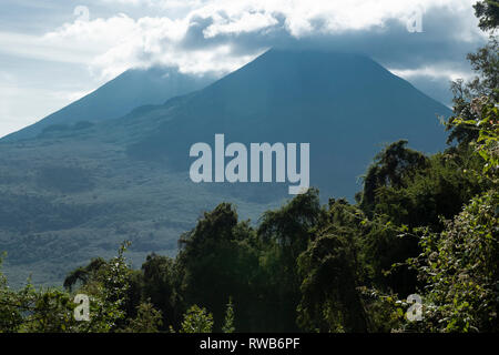 Ansicht der erloschenen Vulkane in der virunga Berge, Mount Gahinga und Mount Muhabura, Mgahinga Gorilla Nationalpark, Uganda Stockfoto