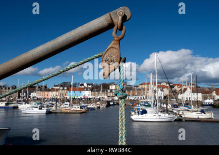 Nahaufnahme eines Bausteins und gefüllt mit einer Yacht Hafen im Hintergrund Anstruther Anstruther Fife Schottland Großbritannien angehen Stockfoto