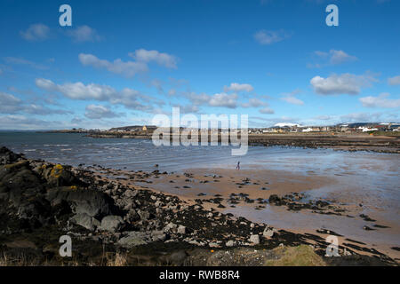 Auf der Suche über die getreidespeicher an Elie Hafen von Ruby Bay mit schneebedeckten spitze Hügel im Hintergrund Stockfoto