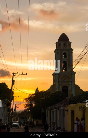 TRINIDAD, Kuba - Januar 25, 2017: Kubanische Straße Sonnenuntergang mit Oldtimer in Trinidad, Kuba. Trinidad ist eine der wichtigsten touristischen Reiseziele der Insel Stockfoto