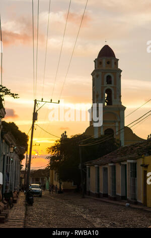 TRINIDAD, Kuba - Januar 25, 2017: Kubanische Straße Sonnenuntergang mit Oldtimer in Trinidad, Kuba. Trinidad ist eine der wichtigsten touristischen Reiseziele der Insel Stockfoto