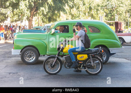 Havanna, Kuba - Januar 16, 2017: Street Scene mit alten amerikanischen Auto und Motorrad in der Innenstadt von Havanna, Kuba Stockfoto