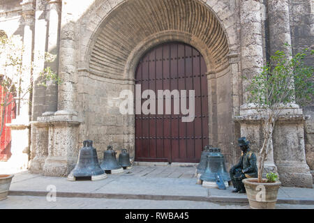 Havanna, Kuba - Januar 16, 2017: Eingang der Kirche San Francisco in der Altstadt von Havanna, einem berühmten touristischen Wahrzeichen in der kolonialen Stadt Stockfoto