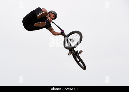 BMX big air freestyle Antenne aus einem Schlot Rampe. Ein Schuhsohlen, gen Himmel Blick auf den Reiter und sein Fahrrad im Flug. Stockfoto