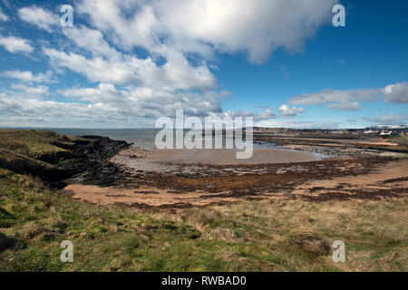 Blick über Ruby Bay Elie der Getreidespeicher an Elie Hafen mit schneebedeckten spitze Hügel im Hintergrund Schottland Fife, Großbritannien Stockfoto