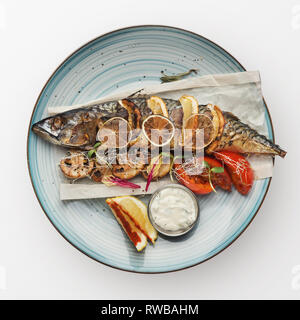 Gebackener Fisch auf einer Platte Stockfoto