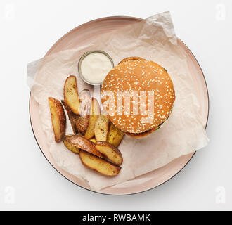 Burger und Pommes frites auf Platte Stockfoto