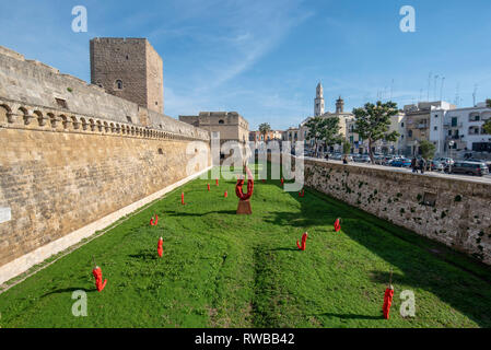 Bari, Apulien, Italien - Castello Normanno Svevo (Schloss von Bari) und Kunst Installation mit rotem Chili peppers. In der Region Apulien Stockfoto