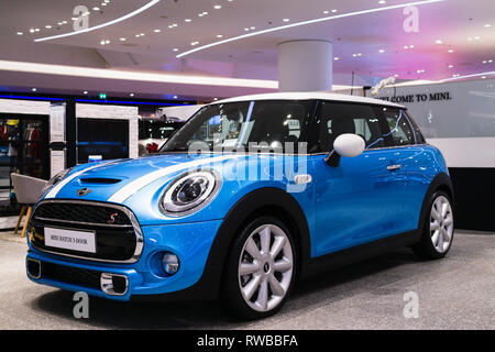 Thailand, Bangkok-28 Februar 2018: Blau Mini Cooper Mini Limousine 3-Türer mit weißen Linie zeigen in der MINI Showroom an der Iconsiam Shopping Mals Stockfoto