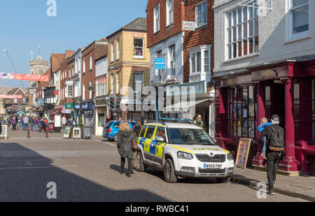 Salisbury, Wiltshire, England, UK. März 2019. Ein 4x4 Fahrzeug auf der Beifahrerseite in der Innenstadt geparkt. Stockfoto