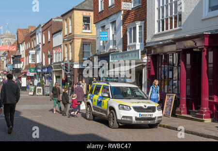 Salisbury, Wiltshire, England, UK. März 2019. Ein 4x4 Fahrzeug auf der Beifahrerseite in der Innenstadt geparkt. Stockfoto