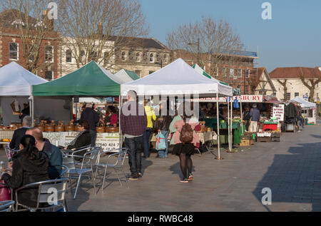 Salisbury, Wiltshire, England, UK. März 2019. Stände und Kunden am Markttag auf dem Marktplatz im Zentrum der Stadt Stockfoto