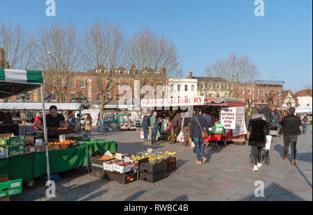 Salisbury, Wiltshire, England, UK. März 2019. Stände und Kunden am Markttag auf dem Marktplatz im Zentrum der Stadt Stockfoto