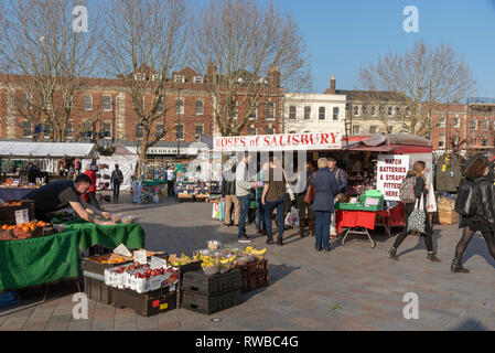 Salisbury, Wiltshire, England, UK. März 2019. Stände und Kunden am Markttag auf dem Marktplatz im Zentrum der Stadt Stockfoto