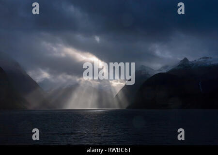 Dramatische Himmel über Hjørundfjord, Møre og Romsdal, Norwegen Stockfoto