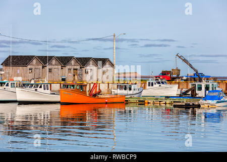 Fischerboote gebunden an der Wharf, Strand, Prince Edward Island, Kanada Stockfoto