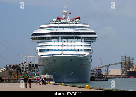 GALVESTON, Texas, USA - Juni 9, 2018: Carnival Freedom Cruise Schiff, vom Carnival Cruise Line betrieben, im Hafen von Galveston, Texas angedockt. Stockfoto