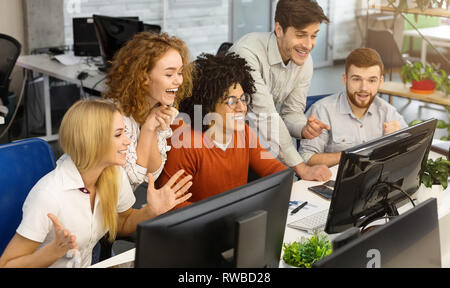 Business Team auf dem Bildschirm eines Computers Sieg feiern. Stockfoto