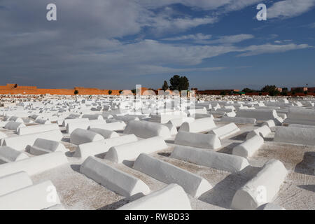 Weißen Graves bei Miara Jüdischen Friedhof in der Medina von Marrakesch auf einem sonnigen Frühling Nachmittag (Marrakesch, Marokko, Afrika) Stockfoto