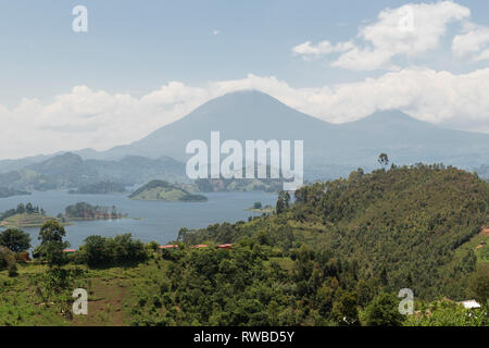 See Mutanda mit Blick auf die Vulkane der Virunga Berge, Uganda Stockfoto