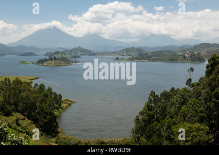 See Mutanda mit Blick auf die Vulkane der Virunga Berge, Uganda Stockfoto