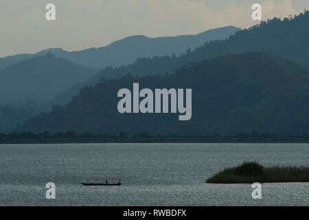 See Mutanda mit Blick auf die Vulkane der Virunga Berge, Uganda Stockfoto