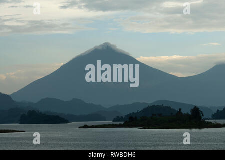 See Mutanda mit Blick auf die Vulkane der Virunga Berge, Uganda Stockfoto