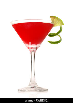 Cosmopolitan Cocktail mit Lime Twist auf weißem Hintergrund Stockfoto