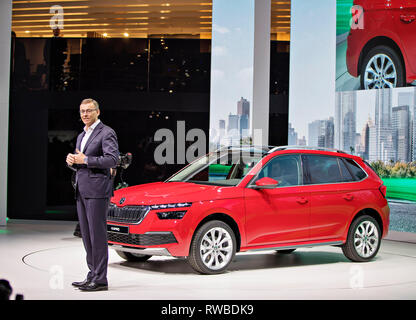 Neuen Stadt crossover Skoda Kamiq wurde im World Premier von Skoda Auto Mitglied des Vorstands Alain Favey am 2019 in Genf unterzeichneten internationalen Mot vorgestellt Stockfoto