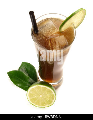 Cuba Libre Cocktail auf weißem Hintergrund Stockfoto