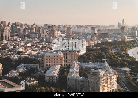 Baku, Aserbaidschan, 18. September 2017: Blick auf die Stadt in den Morgen. schönen Blick auf die Stadt vom High Park am Morgen. Stockfoto