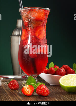 Erdbeere Cocktail in einem Hurrikan Glas Stockfoto