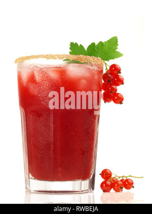 Rote Johannisbeere Cocktail auf weißem Hintergrund Stockfoto