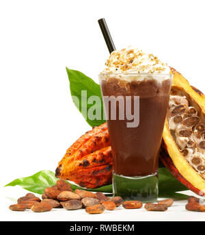 Schokolade Cocktail auf weißem Hintergrund Stockfoto