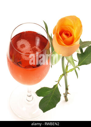 Kir Royal Cocktail auf weißem Hintergrund Stockfoto