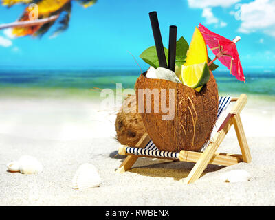 Coconut Cocktail auf tropischen Strand Stockfoto