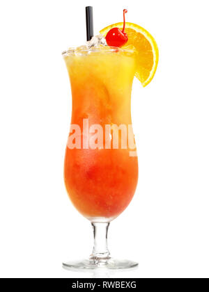 Mai Tai Cocktail auf weißem Hintergrund Stockfoto